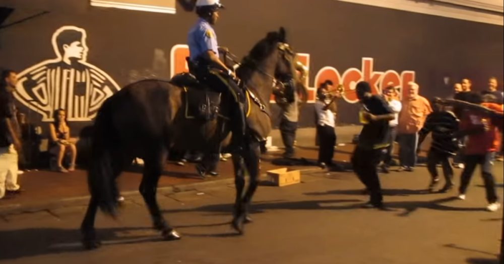 Policejní kůň slyší hrát jazzovou kapelu a začne tančit s muži na ulici