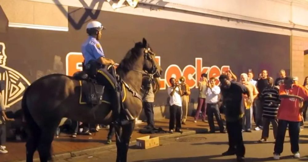 Policejní kůň slyší hudbu a začne tančit s muži na ulici