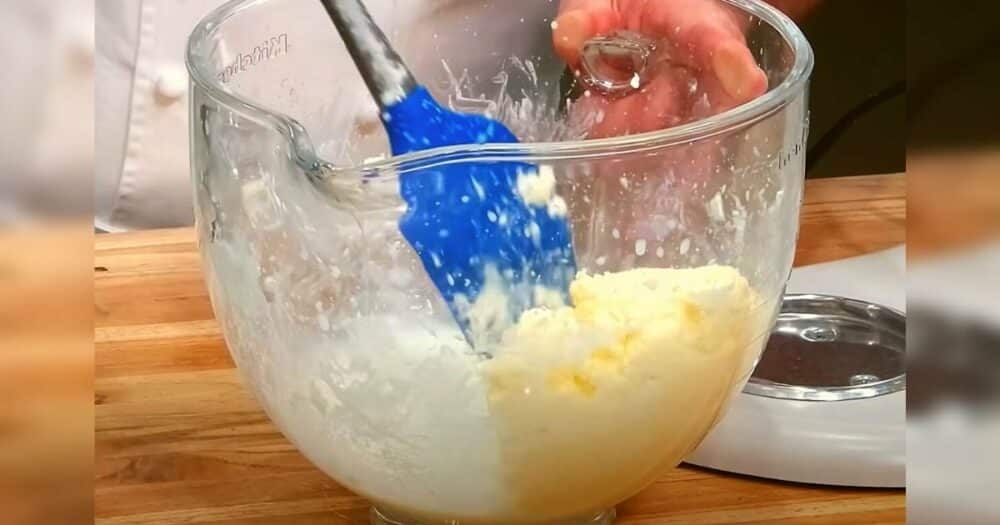 Šéfkuchař ukazuje nejjednodušší způsob výroby domácího másla za pouhých 10 minut nebo méně