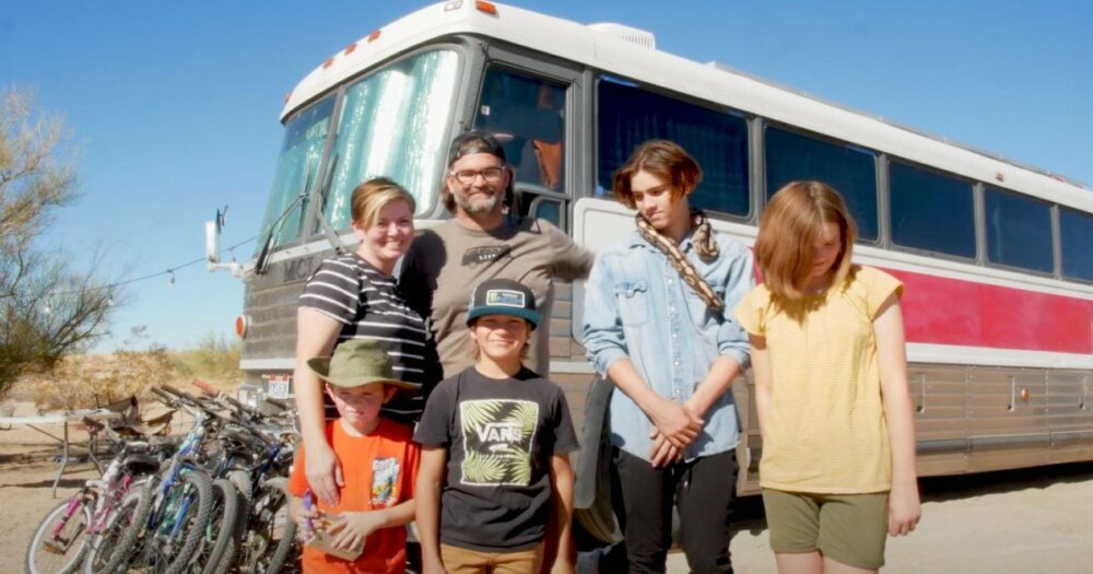 Šestičlenná rodina se nastěhuje do autobusu a pak přesune dospívajícího syna do zavazadlového prostoru