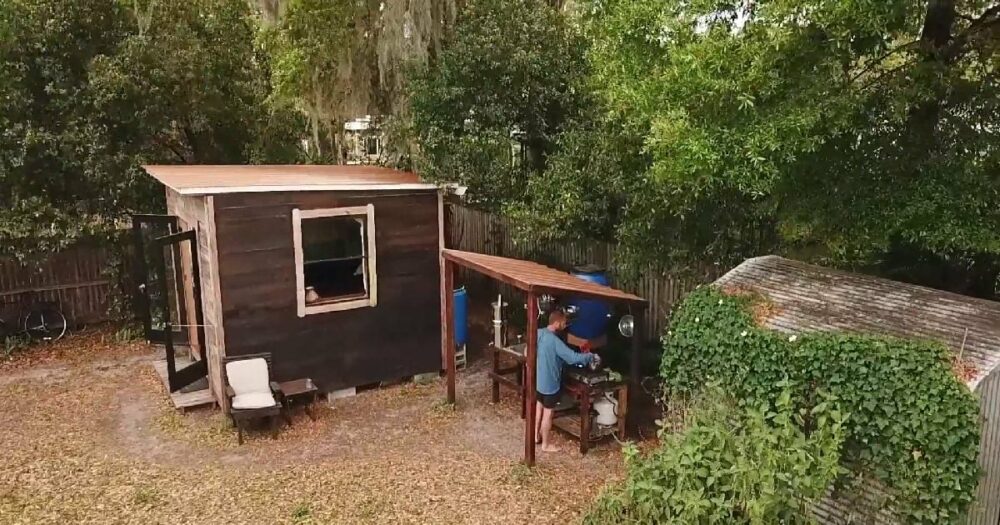 Muž ukazuje, jak žije v malém domě o rozměrech 10’x10′, který postavil za pouhých 1500 dolarů, aby byl plně udržitelný