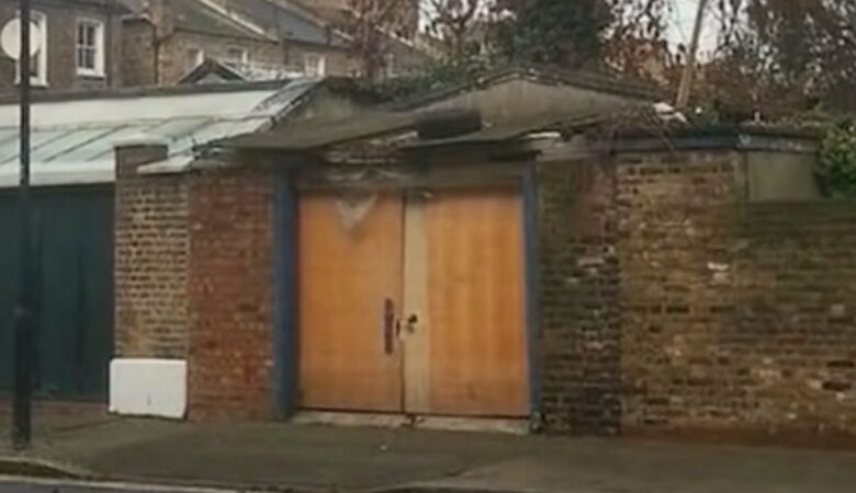 Sousedé se usmívali, když si žena koupila garáž na pozemku 4×10 a pak ji přeměnila na třípatrový dům