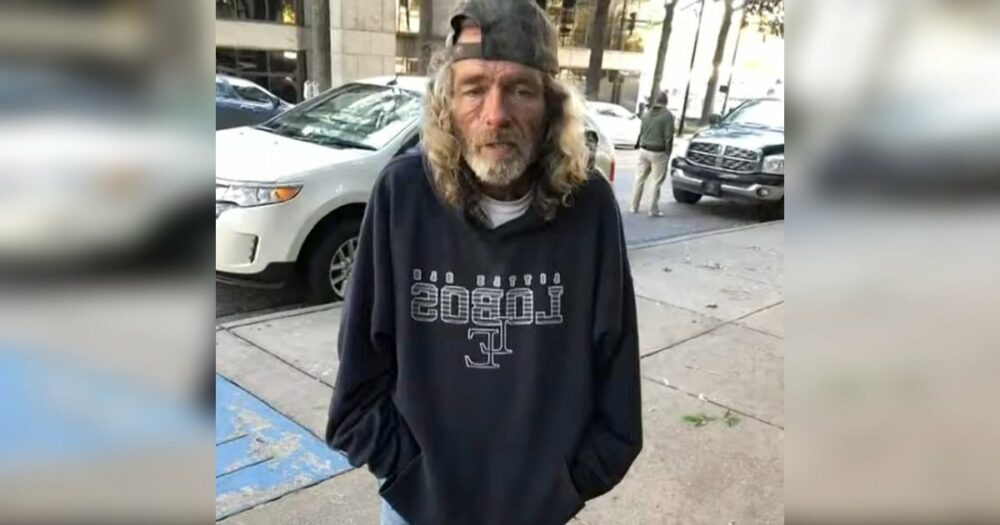 Bezdomovec se spřátelí se ženou, aniž by věděl, že ho odveze 600 mil daleko k rodině, kterou neviděl 15 let