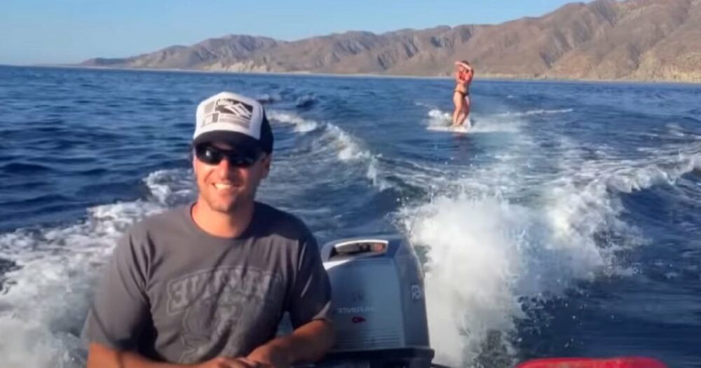 Muž natáčí wakeboardistku, když si všimne, že je obklopena příšerami