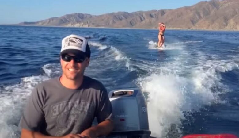 Muž natáčí wakeboardistku, když si všimne, že je obklopena příšerami